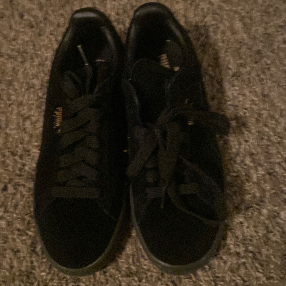 Black suede Pumas